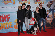 Justus Schlingensiepen, Valeria Eisenbart, Timmy der Hund, Neele Marie Nickel, Quirin Oettl (©Foto: ganz-muenchen.de)